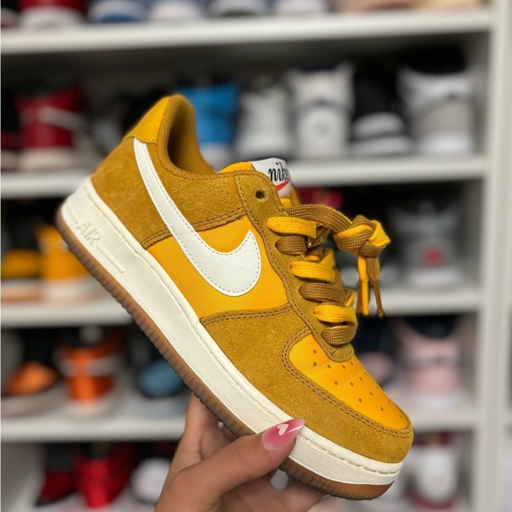 NIKE WOMEN'S Size 6.5 Air Force 1 '07 SE Gold Suede Sail DA8302 700